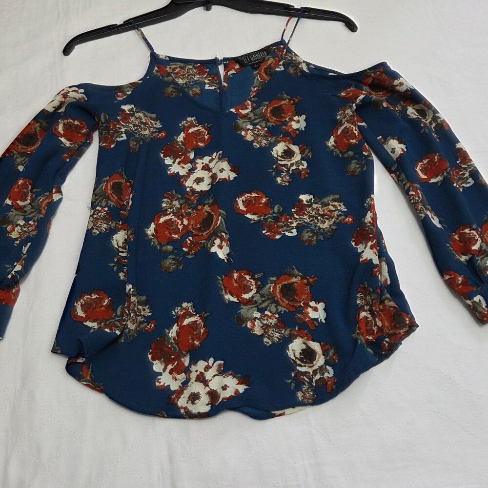 Sweet Wanderer Woman's Blue Flowered Top size S openings in shoulders